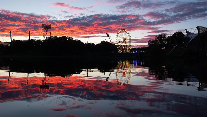 Ebenfalls eine tolle Kulisse: das Riesenrad vor schimmerndem See neben den Dächern des Olympiageländes. Ebenfalls eine tolle Kulisse: das Riesenrad vor schimmerndem See neben den Dächern des Olympiageländes.