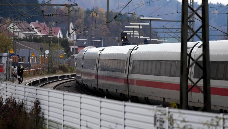 Der ICE in dem die Messerattacke stattfand steht im Bahnhof am Gleis.