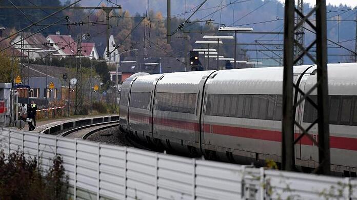 Der ICE in dem die Messerattacke stattfand steht im Bahnhof am Gleis.