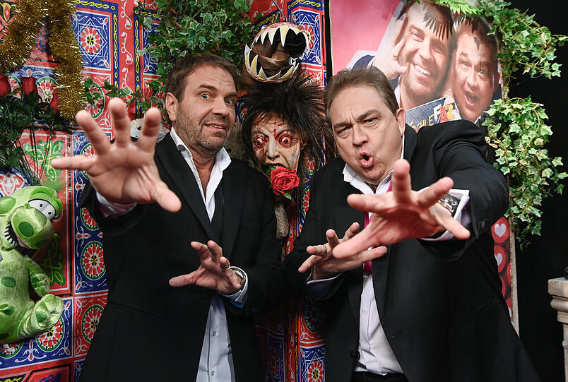 Die Moderatoren Peter Rütten (l.) und Oliver Kalkofe stehen im Studio der Tele5-Sendung "Schlefaz - die schlechtesten Filme aller Zeiten".