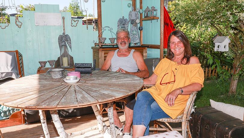 Manfred und Petra sind Dauercamper. Hier sitzt das Paar auf seinem Lieblingsplatz in der Parzelle.