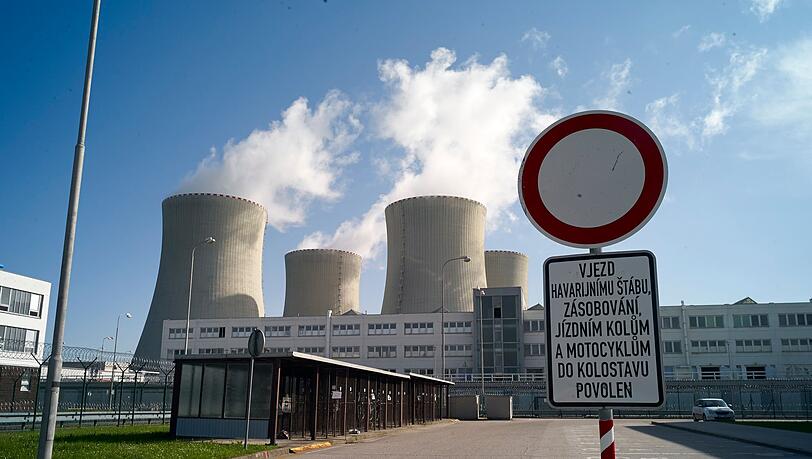 In der Nähe des Atomkraftwerks Temelin könnte künftig ein Atommüll-Endlager entstehen. Nun haben Probebohrungen begonnen. In der Nähe des Atomkraftwerks Temelin könnte künftig ein Atommüll-Endlager entstehen. Nun haben Probebohrungen begonnen.
