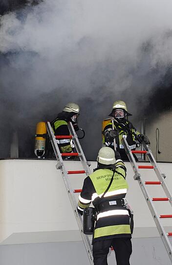 Feurwehreinsatz am Carl-Orff-Bogen. Die Bilder