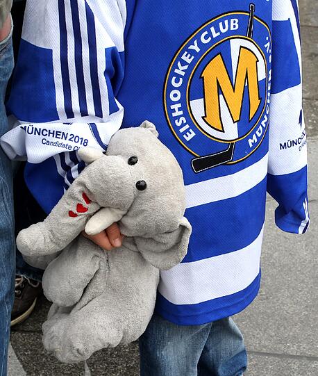 Eine große Familie: Die kleinen und großen Fans des EHC München wollen das Aus nicht akzeptieren.