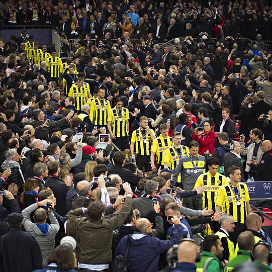 Dortmund zwischen Schockstarre und Stolz. So bitter wie die Last-Minute Niederlage auch war, so beachtlich war die Leistung der Spieler in der Champions League. Die emotionalen Bilder von der Wembley-Nacht.