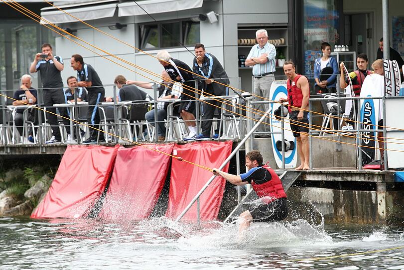 Benny LauthLöwen auf Wasserski: Die Spieler des TSV 1860 wechseln im Trainingslager in Bad Häring kurz einmal die Sportart.