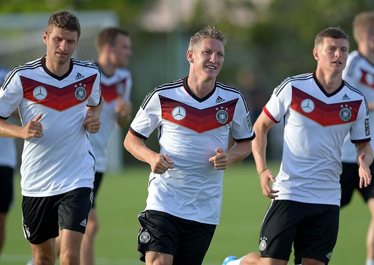Von einem einst getrennten Fußball-Deutschland ist nichts mehr zu spüren. Einziges Überbleibsel ist Toni Kroos (r.)