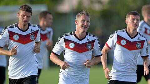 Von einem einst getrennten Fußball-Deutschland ist nichts mehr zu spüren. Einziges Überbleibsel ist Toni Kroos (r.)