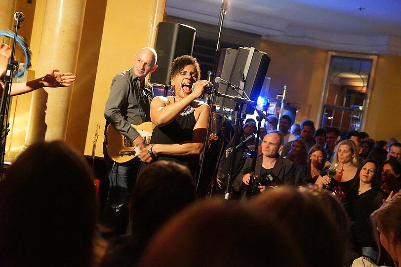 Jeni Williams und Black Bohemia spielten zur Langen Nacht der Musik im Atrium im Hotel Bayerischer Hof.