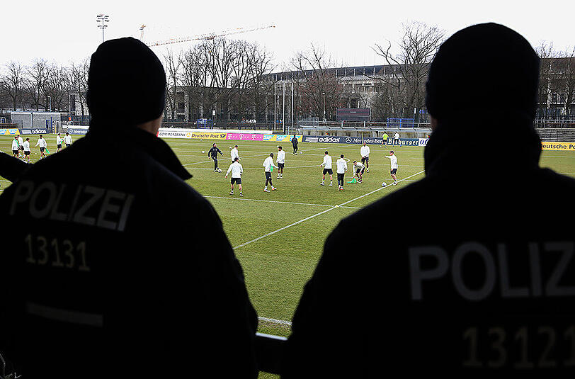 Polizisten beobachten das Training der deutschen Nationalelf im Amateurstadion von Hertha BSC Berlin.