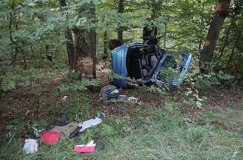 Nach einem schweren Verkehrsunfall im unterfränkischen Unterschleichach ist eine 19-jährige Frau gestorben. Die Bilder vom Unfallort.