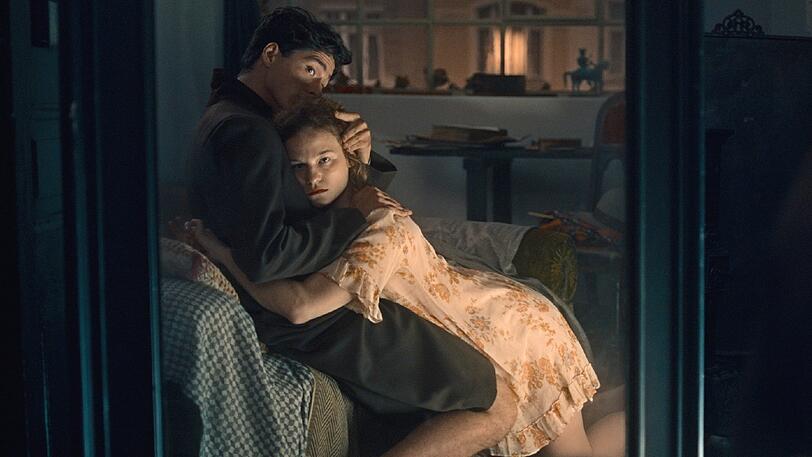 Egon Schiele (Noah Saavedra) und Wally Neuzil (Valerie Pachner): Sie war für ihn Muse, Modell &ndash; und mehr.