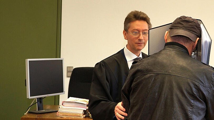Geständig: Peter T. mit seinem Verteidiger Uwe Paschertz.
