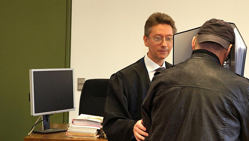 Geständig: Peter T. mit seinem Verteidiger Uwe Paschertz. Geständig: Peter T. mit seinem Verteidiger Uwe Paschertz.