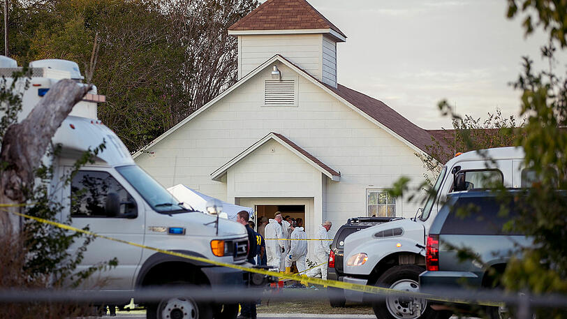 Spurensicherung am Tatort. Ein Mann hat in einer Kirche in Texas 26 Menschen erschossen.