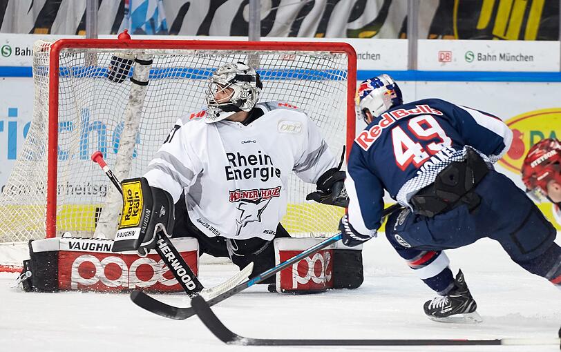 Münchner Doppelpacker: EHC-Ass Mark Voakes überwindet Köln-Goalie Hannibal Weitzmann zum 3:0, am Ende heißt es 5:2.