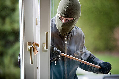 Bargeld und Schmuck im Wert von mehreren Zehntausen Euro erbeutete am Samstag ein Einbrecher in einer Wohnung in Bogenhausen.