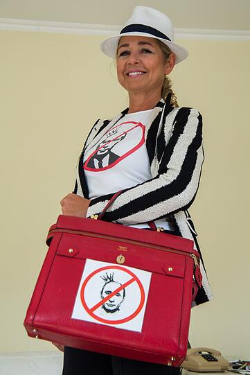 Besonders stolz ist sie auf die Handtasche.