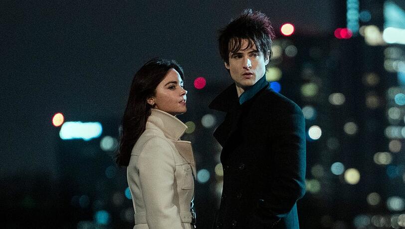 Jenna Coleman und Tom Sturridge in der neuen Netflix-Serie "The Sandman". Jenna Coleman und Tom Sturridge in der neuen Netflix-Serie "The Sandman".