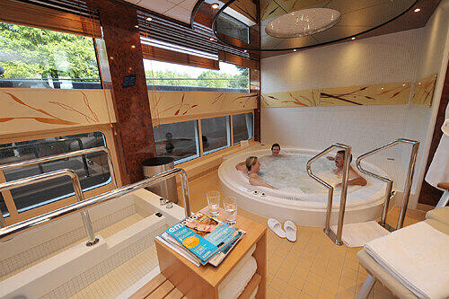 Wasser außen - und innen: Das Luxus-Kreuzfahrtschiff verfügt über einen großzügigen Wellnessbereich samt Sauna.