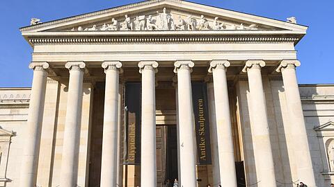 Viele Sonnenhungrige sitzen am Königsplatz vor der Glyptothek in der Sonne und genießen den Tag.