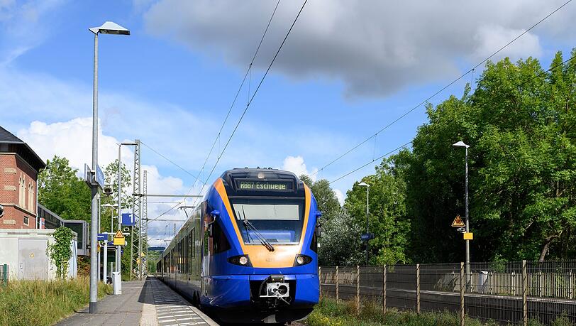Noch immer ist unklar, warum eine 16-Jährige in Friedland am Bahnsteig starb. Der Bahnhof steht seither im Fokus der Ermittlungen.