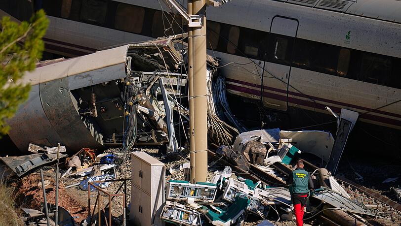 Von einigen Waggons der im S&uuml;den Spaniens verungl&uuml;ckten Hochgeschwindigkeitsz&uuml;ge blieben nur Tr&uuml;mmer &uuml;brig.