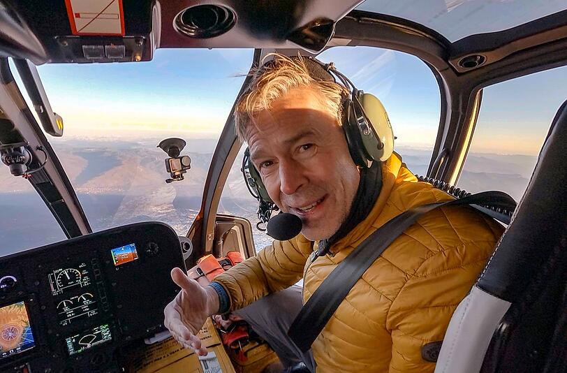 Bei einem Helikopterflug &uuml;ber den &Auml;tna erkl&auml;rt Dirk Steffens, wie Ziegen wom&ouml;glich einen Vulkanausbruch vorhersagen k&ouml;nnten.