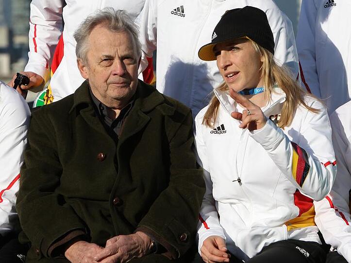 Anni Friesinger-Postma und Walther Tröger lassen sich die Sonne ins Gesicht scheinen.
