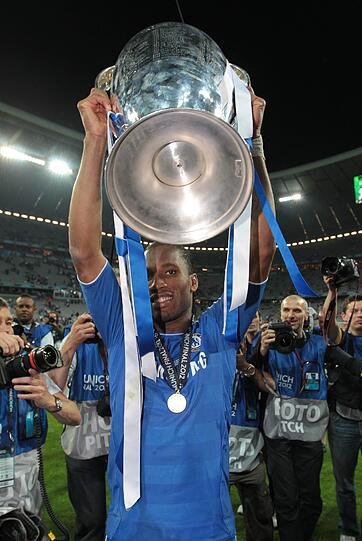 Grenzenlose Freude beim FC Chelsea: Überglücklich posieren die Spieler mit ihrem Pokal. Die Bilder vom britischen Siegestaumel.