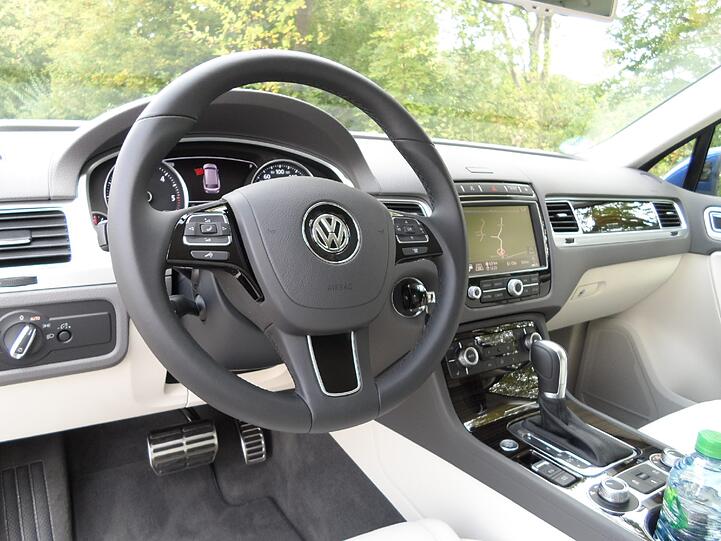 Der VW Touareg wurde für die zweite Hälfte seines Lebenszyklus außen wie innen aktualisiert.