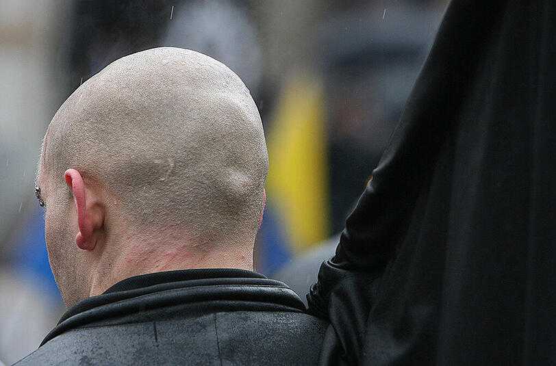 Der mitbeschuldigte Neonazi wurde im Augsut letzen Jahres mit Waffen und einem Nachtsichtgerät vor einem Flüchtlingsheim kontrolliert. (Symbolbild)