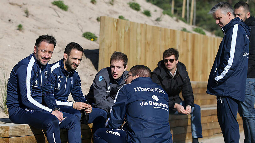 Sie rackerten und ackerten: Unter den kritischen Blicken ihres Trainers Vitor Pereira waren die Löwen-Profis auch am Samstag voll bei der Sache. Simon und Ribamar schnüren im Trainingslager in Troia immer noch ein Extra-Päckchen.