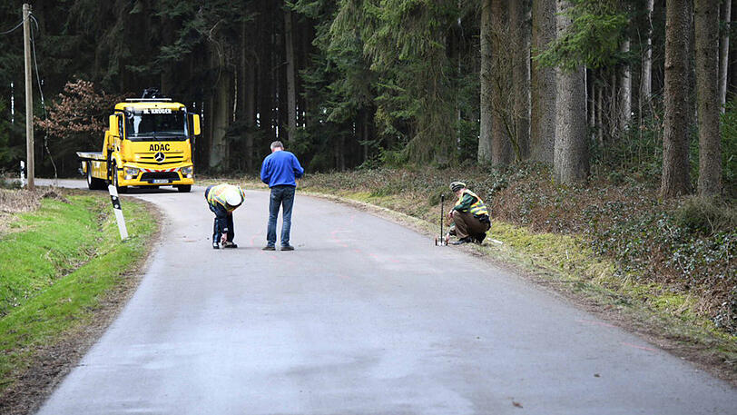 Die vier Insassen des Opels wurden verletzt, einer von ihnen kam mit lebensgefährlichen Verletzungen ins Krankenhaus.