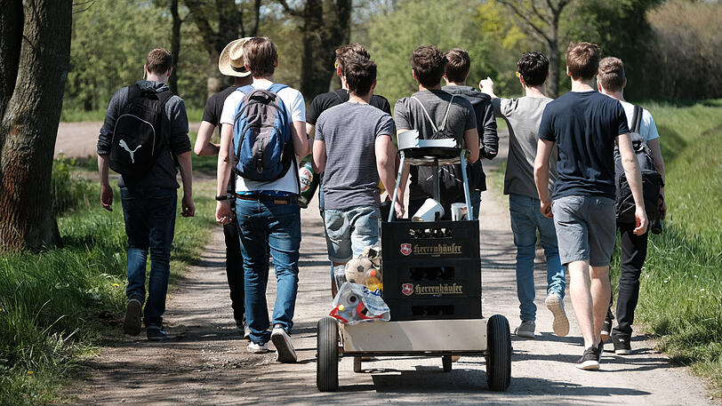 Die Polizei ermittelt jetzt, wo am Wochenende Grillpartys in Weiden stattgefunden haben. (Symbolbild)