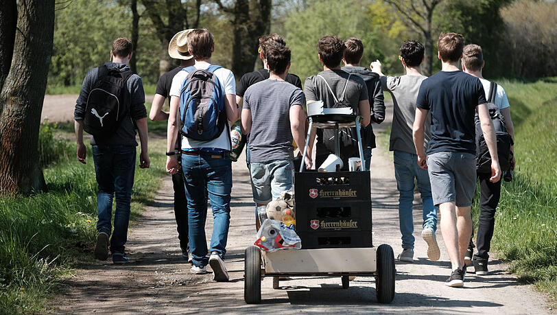 Die Polizei ermittelt jetzt, wo am Wochenende Grillpartys in Weiden stattgefunden haben. (Symbolbild) Die Polizei ermittelt jetzt, wo am Wochenende Grillpartys in Weiden stattgefunden haben. (Symbolbild)