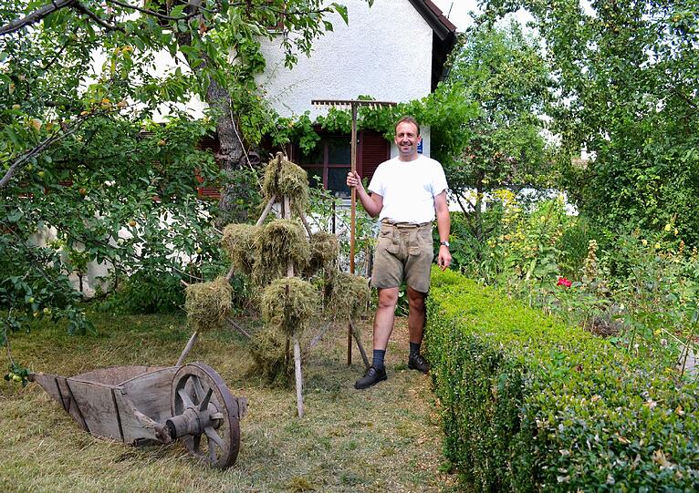 Alexander Bauer neben dem "Heumandl" in seinem Garten.