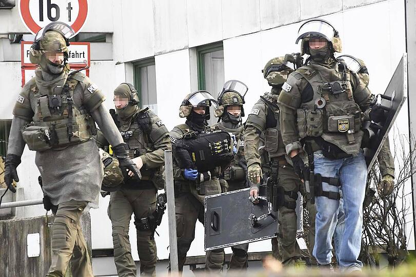Der Mann ist nach wie vor flüchtig: Bilder vom SEK-Einsatz