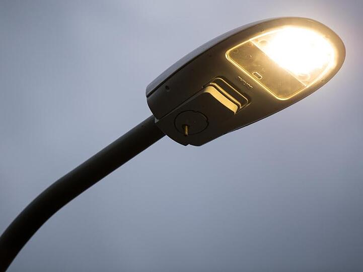 Eine LED-Straßenlampe. Foto: Fabian Sommer/Archiv