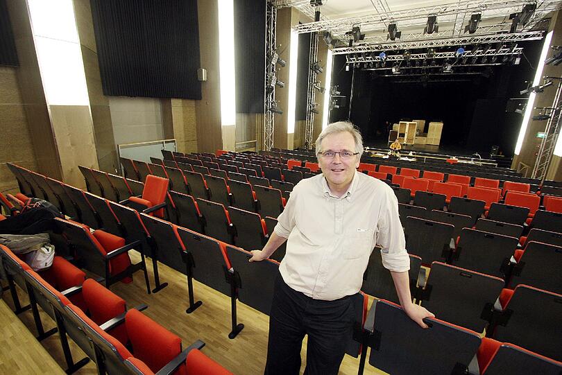 Nach vier Wochen Umzug zeigt Schauspieldirektor Klaus Kusenberg den Theatersaal der Kongresshalle: Nächste Woche eröffnet er mit Brechts "Arturo Ui"