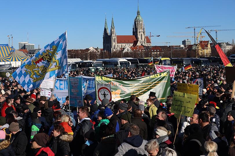 Viele der Teilnehmer sind am Sonntag mit Bussen angereist.