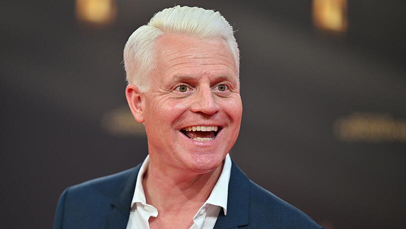 Hellblonde Haare, gute Laune: Guido Cantz ist ein bekannter deutscher TV-Moderator.