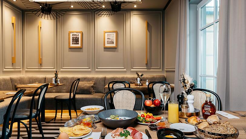 Gäste genießen bereits zum Frühstück regionale Köstlichkeiten in Bio-Qualität.