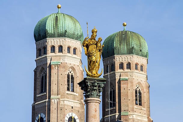 Gleich zwei Kraftorte in einem Bild: die Mariensäule und im Hintergrund die Türme der Frauenkirche in München. Gleich zwei Kraftorte in einem Bild: die Mariensäule und im Hintergrund die Türme der Frauenkirche in München.