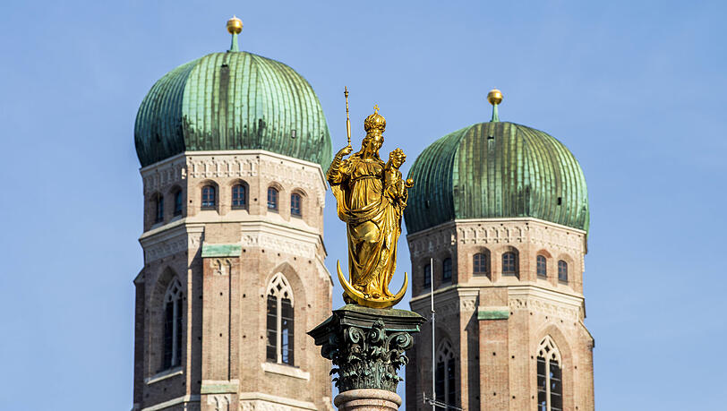 Gleich zwei Kraftorte in einem Bild: die Mariensäule und im Hintergrund die Türme der Frauenkirche in München. Gleich zwei Kraftorte in einem Bild: die Mariensäule und im Hintergrund die Türme der Frauenkirche in München.