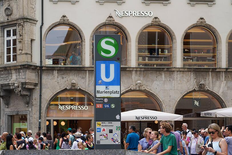 Wo früher die Deutsche Bank war am Marienplatz, ist seit Sommer 2025 Deutschlands erstes Nespresso-Haus mit schicker Kaffee-Bar. Wo früher die Deutsche Bank war am Marienplatz, ist seit Sommer 2025 Deutschlands erstes Nespresso-Haus mit schicker Kaffee-Bar.