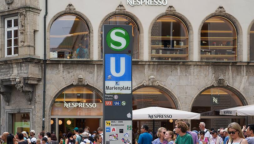 Wo fr&uuml;her die Deutsche Bank war am Marienplatz, ist seit Sommer 2025 Deutschlands erstes Nespresso-Haus mit schicker Kaffee-Bar.