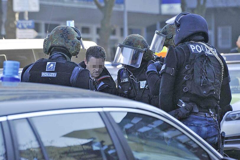 Spektakulärer Polizei-Einsatz in Neuperlach: Ein bewaffneter Mann hatte in einer Praxis Patienten und Arzthelferinnen bedroht und konnte im Laufe des Nachmittags vom SEK überwältigt werden. Das Motiv des 51-Jährigen ist noch unklar - die Bilder.