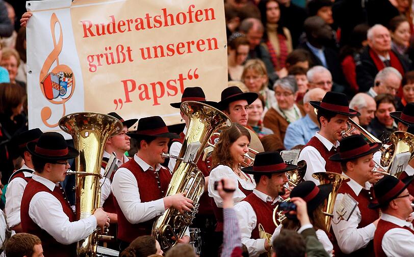 Blasmusikanten aus Ruderatshofen im Allgäu spieln Papst Benedikt XVI. in der Audienzhalle Paolo VI im Vatikan bei seiner voraussichtlich letzten Generalaudienz ein Ständchen. Es ist das erste Mal, dass sich der Pontifex nach seiner historischen Rücktrittankündigung vom Montag den Gläubigen zeigt. Die Bilder.