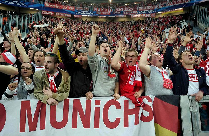Die mitgereisten Bayern-Fans ...